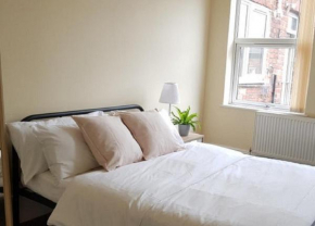 Beautiful 4 bedroom Victorian Apartment Sleeps 7 STOCKPORT